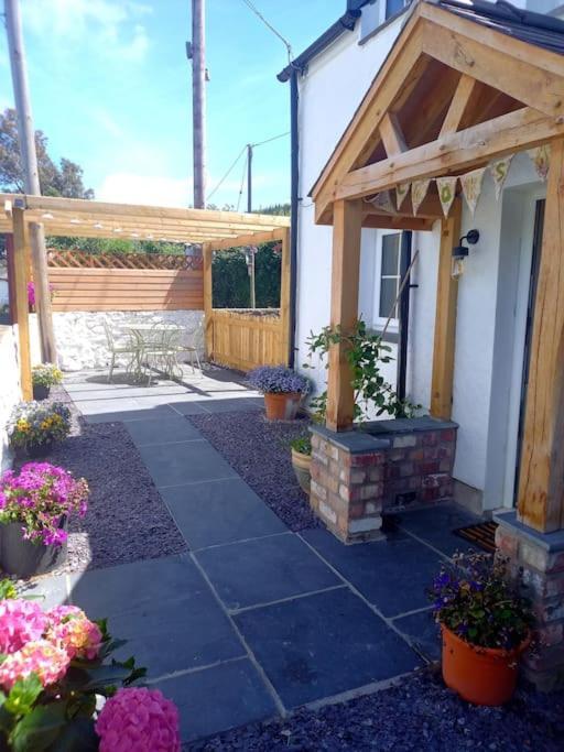 Cosy 2 Bed Cottage Between Snowdonia And The Sea Llandegai ภายนอก รูปภาพ